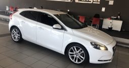 2016 VOLVO V40 T3 MOMENTUM